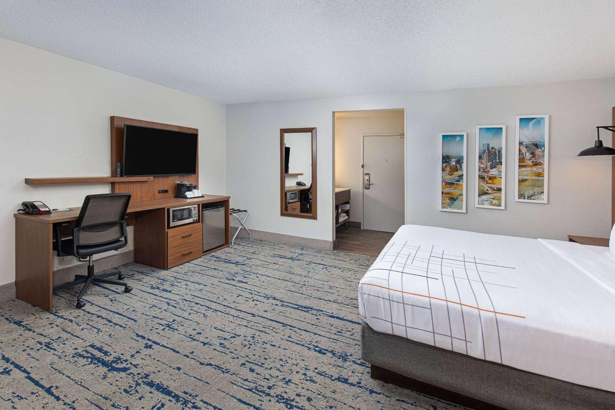 Hotel La Quinta By Wyndham Airport