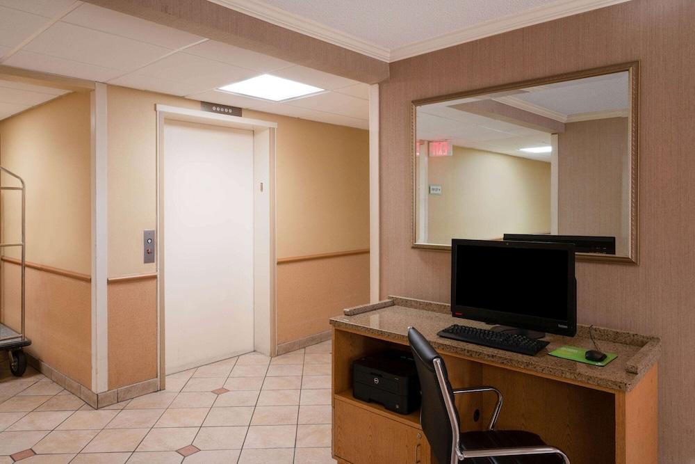 Hotel La Quinta By Wyndham Airport 3*