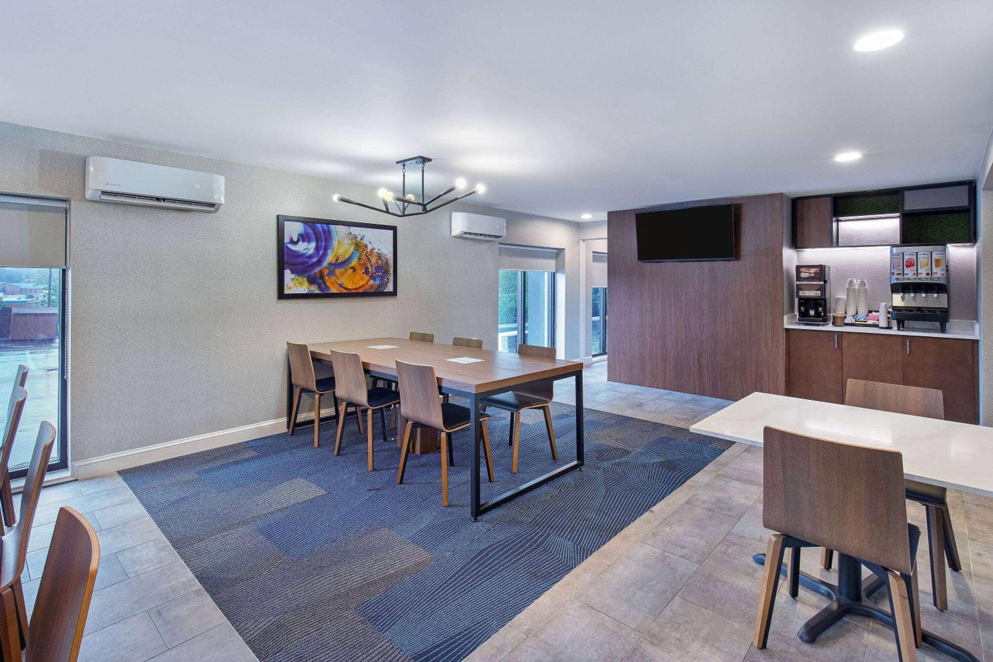 La Quinta By Wyndham Airport Hotel 3*